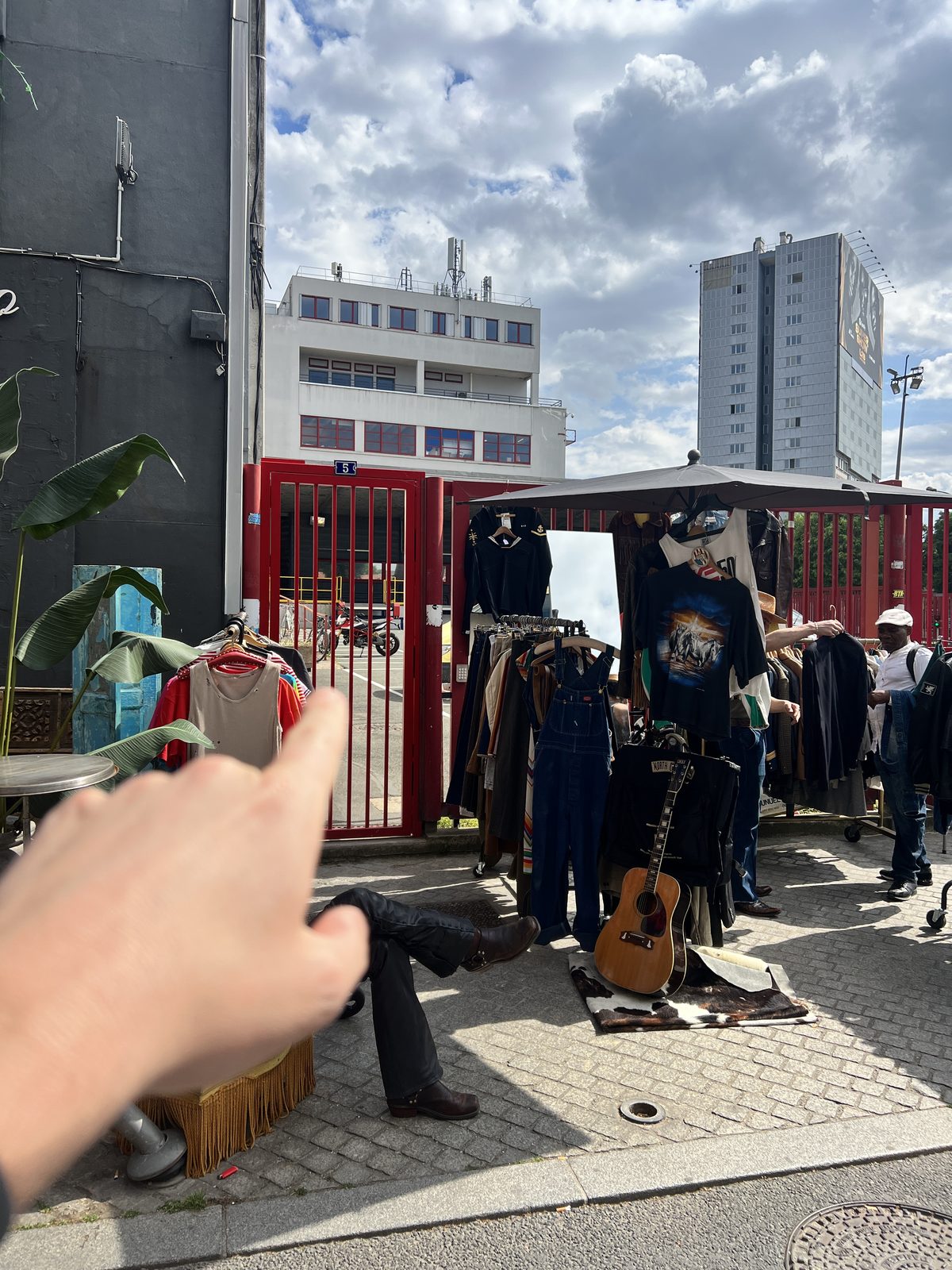 Un grand portail rouge au bout de la rue