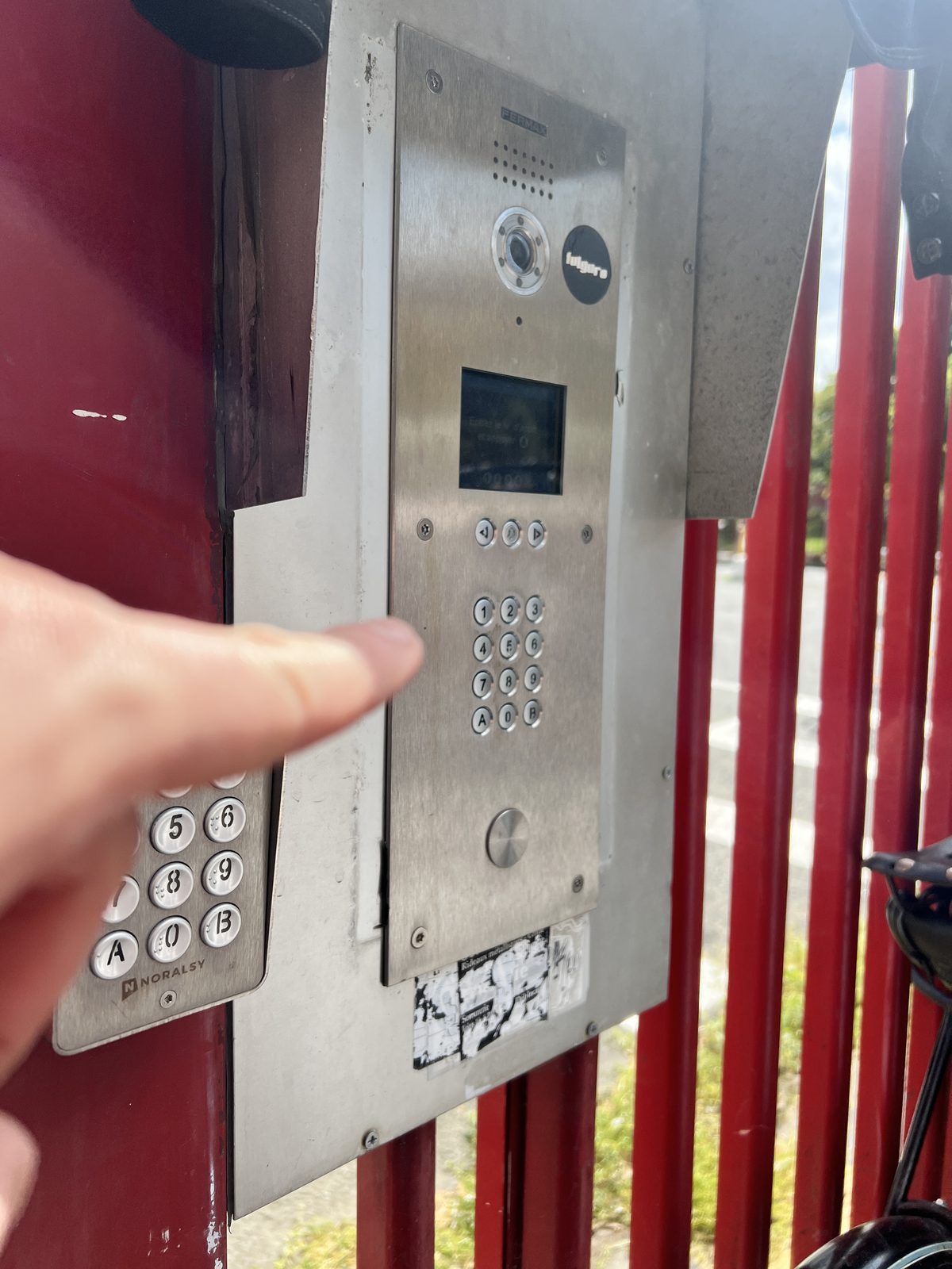 Interphone du portail avec l'autocollant Fulguro