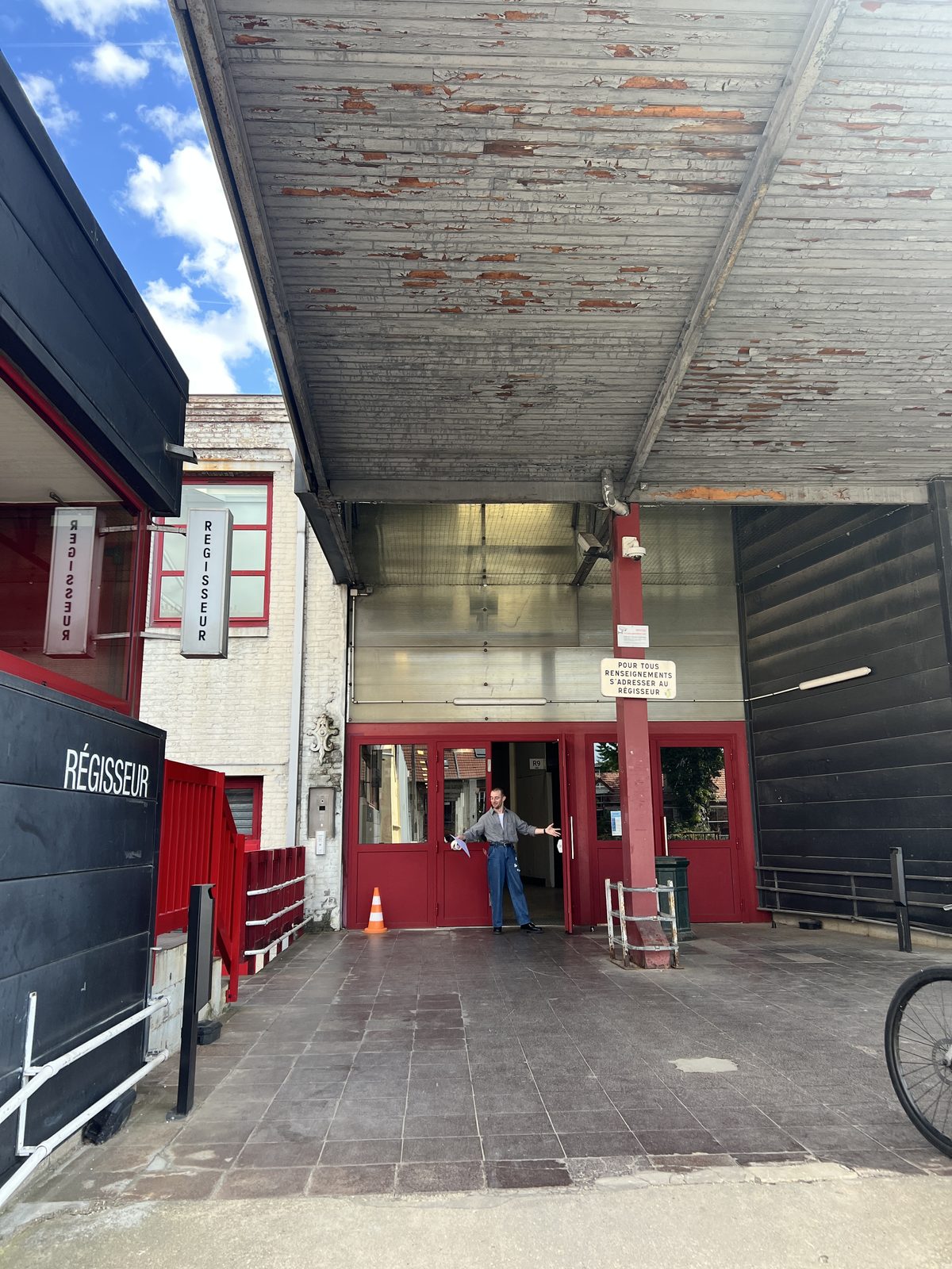 Cour intérieure avec les bureaux du régisseur