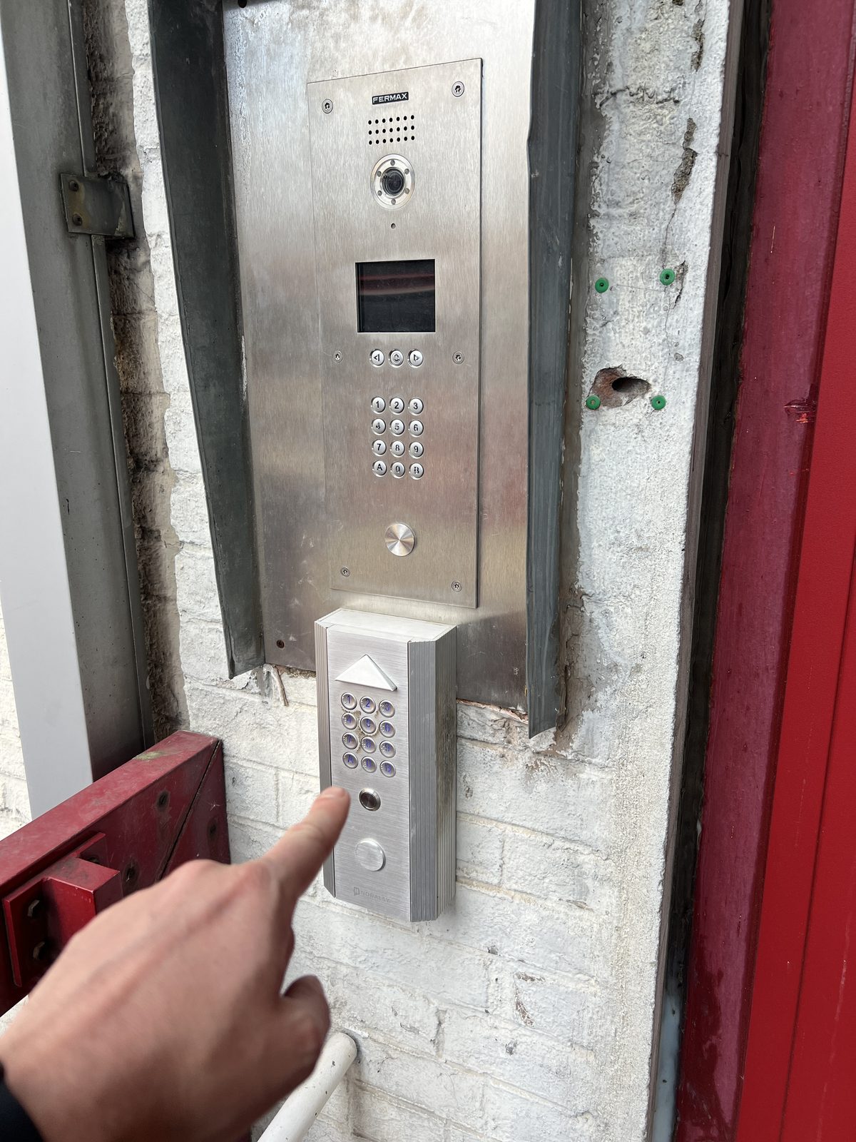 Interphone du bâtiment R9, juste devant la porte rouge