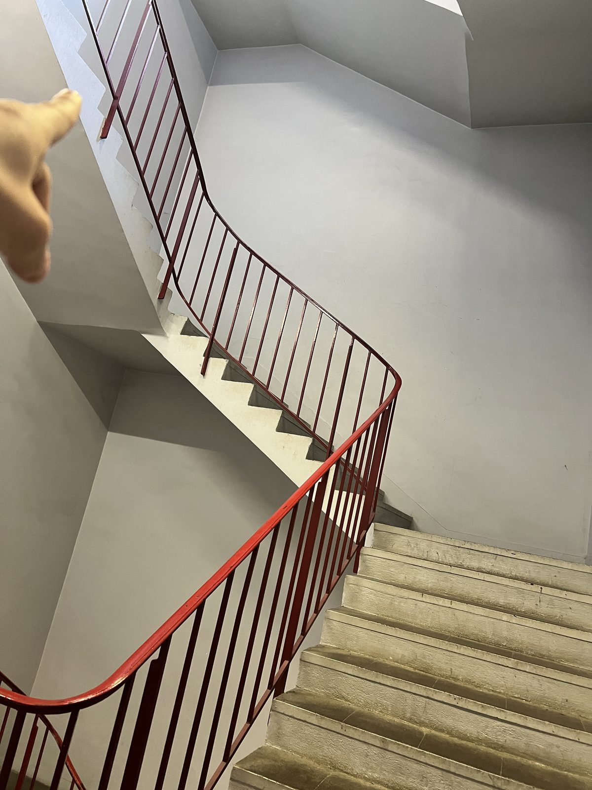 Escalier aux rampes rouges