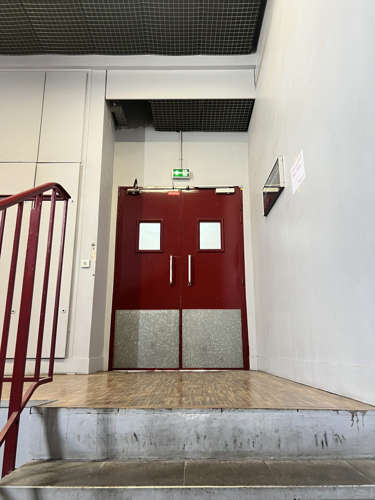 Porte coupe-feu rouge en haut de l'escalier